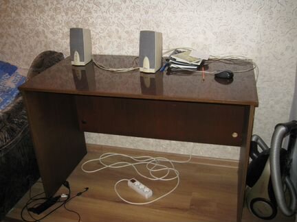 Стол письменный полированный с выкатной тумбой