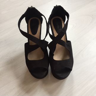 Босоножки на танкетке bershka