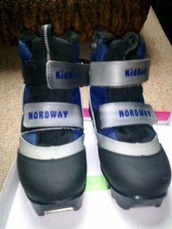 Лыжные ботинки и лыжи